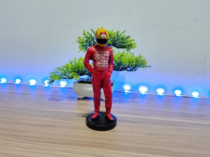 BONECO SENNA PILOTO EM RESINA