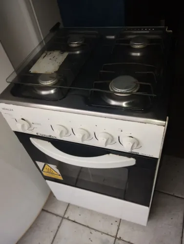 Fogão de 4 bocas branco.