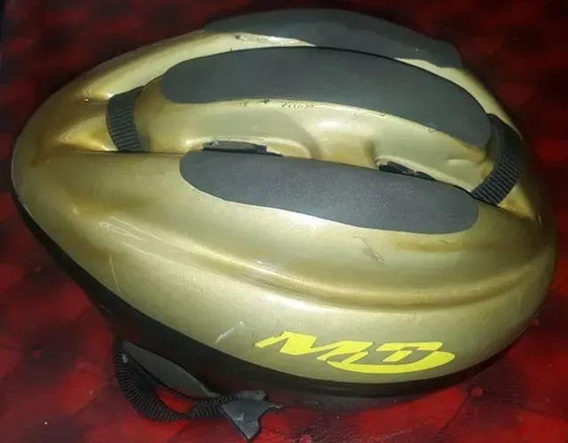 Vendo capacete de ciclismo/bike na cor dourada/bronze metálico
