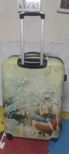 Vendo uma mala de material rígido de 23kg grande