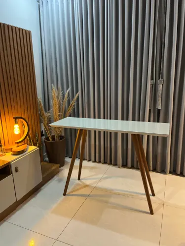 Aparador Slim 120x40cm em branco, com tampo de vidro e pés de madeira.