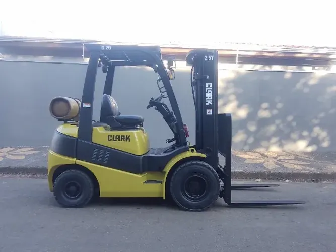 Empilhadeira Clark 2,5T C25 * Torre triplex * 2015 