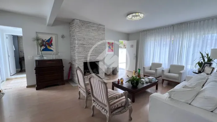 Casa de alto padrão com 06 quartos e vista para o Dedo de Deus. codigo: 278780