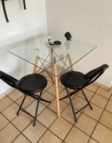 Mesa + 2 cadeiras