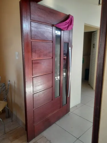 Porta de madeira com fechadura e puxador