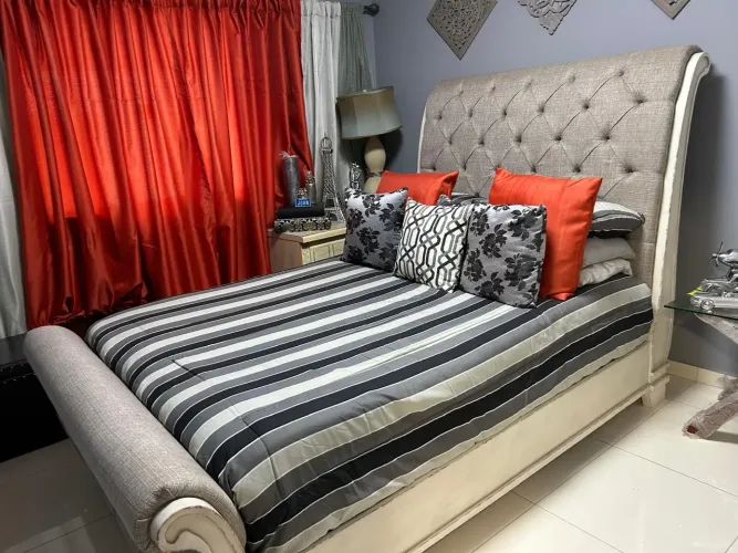 Cama Queen Bege alta com colchão e Cabeceira