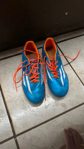 Chuteira de society adidas