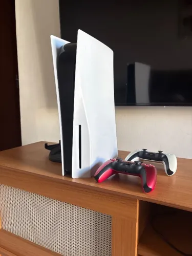 PlayStation 5 + 2 controles