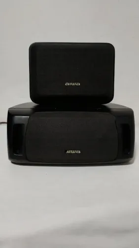 DUAS CAIXAS AIWA UMA CENTRAL 30 WATTS 8 OHMS E UMA SURROUND 40 WATTS 16 OHMS