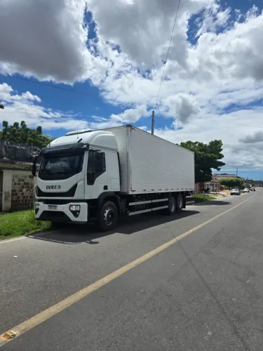 IVECO TECTOR 24-320 2023/23 apenas 19.400 Km  Caminhão em estado de Zero Km Único Dono !