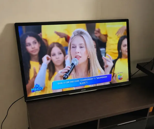 TV Philips 42" Full HD com Ambilight