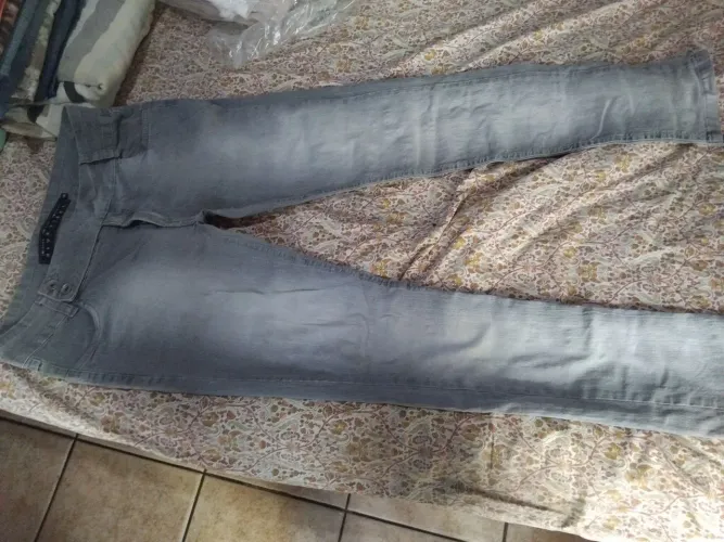 Vendo calça jeans. Nunca usada. Veste super bem no corpo. *