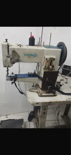 Máquina costura industrial de braço, transporte triplo.