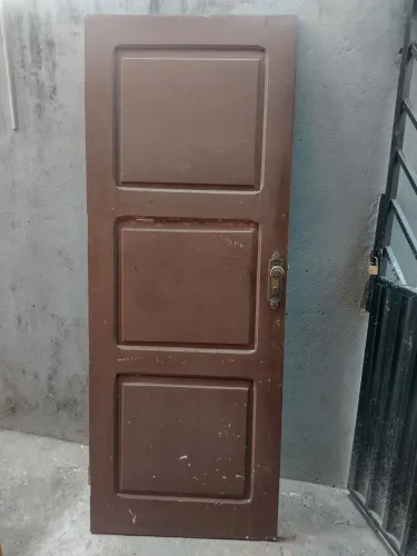 Porta de madeira Pau D'arco com a caixa 80cm de largura e 2.10m de altura.
