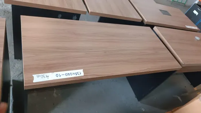 Mesa De Escritorio Pe Painel 135x60 Amadeirada Com Pe Preto/ N°10