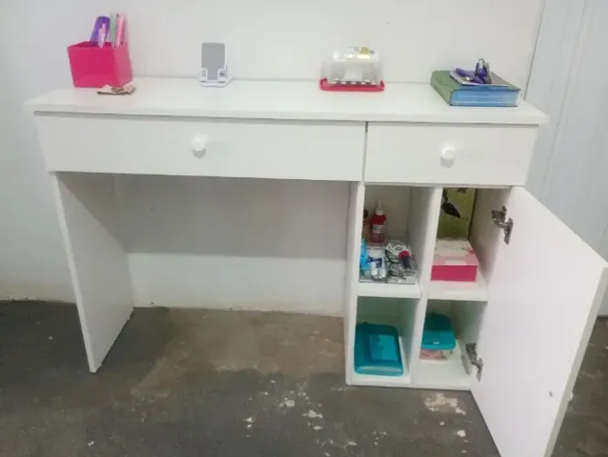Escrivaninha branca.valor R$ 200.00 não entrego.bairo Redenção