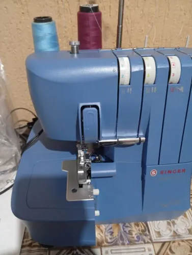 Vendo máquina interlok doméstica novíssima. Estou vendendo porque não sei costurar nela