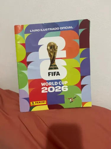 Álbum da copa, capa mole com com 61 figurinhas coladas sendo 3 escudos