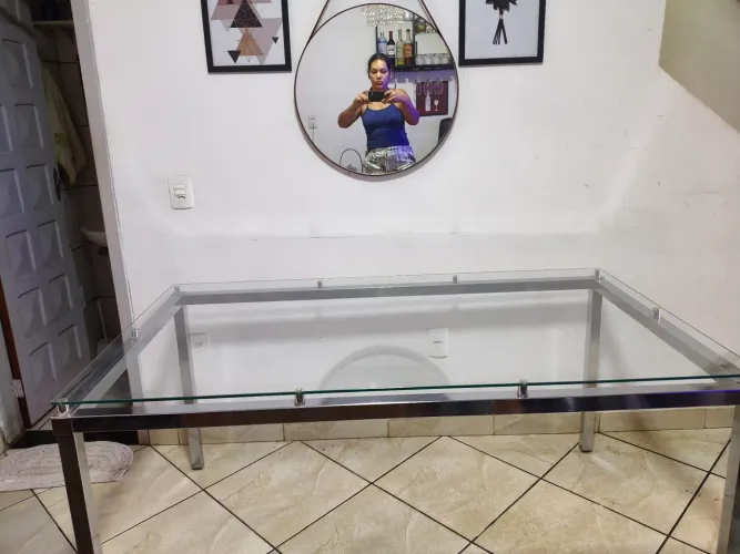 Mesa com tampo de vidro inox medindo 1x60