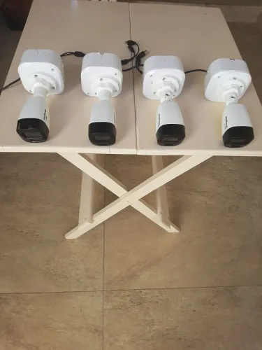 Câmeras de segurança Intelbras.