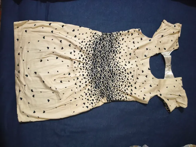 Lindo vestido com vários detalhes, todo forrado e detalhe nas costas com fechechet