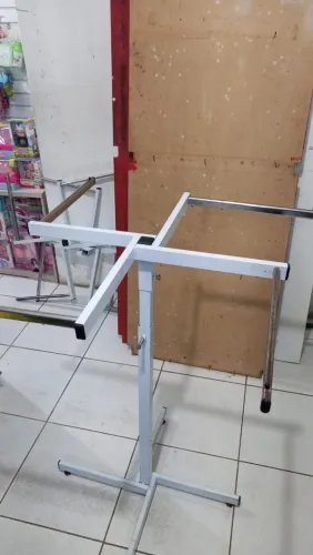 Arara para exposição de loja