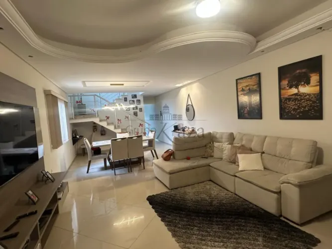 Casa Sobrado - Chácaras Araújo I - 2 Dormitórios - 150m².