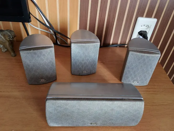 Kit com 4 caixas JBL de home theater