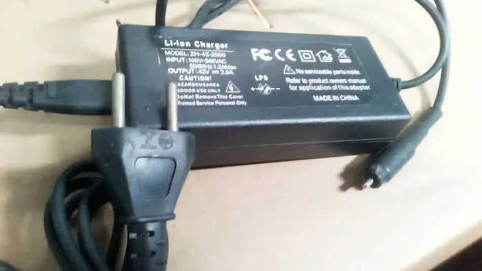 Carregador lítio 36V 2.0 A bivolt 