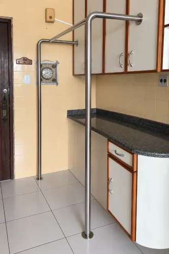 Arara de Roupas em Aço Inox - Parede e Piso