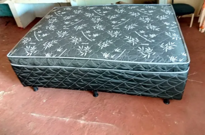 Cama de casal, está nova