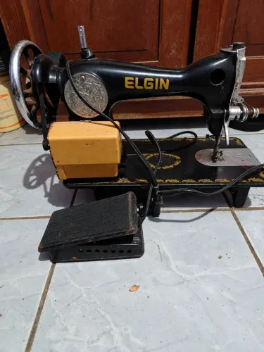 Máquina de costura reta ELGIN