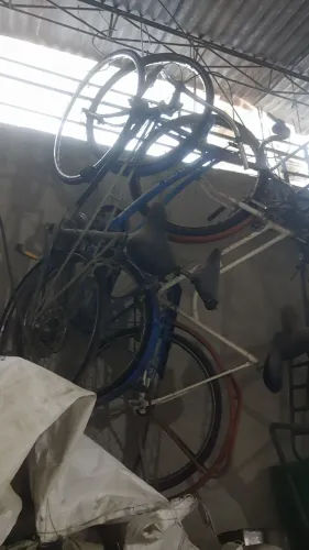 Lote de aproximadamente 15 bicicletas entre antigas e novas
