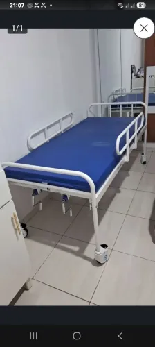 Vendo cama hospitalar com 2 manivelas para baixar e levantar, com excelente colchão, e com