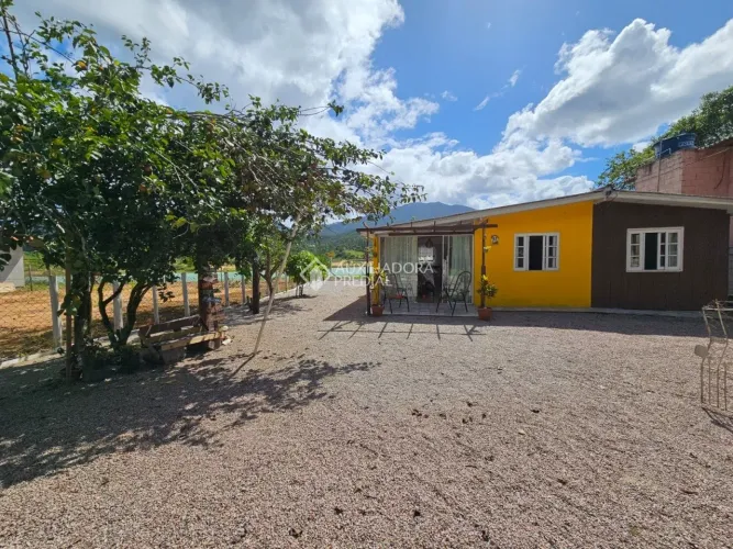 Casa de campo, frente a cachoeira.