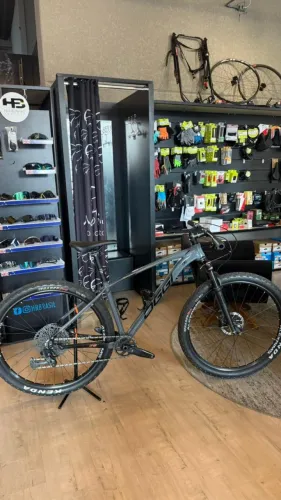 BIC OGGI 7.5 - Grupo GX, Suspensão Suntour, Freios Sram Level - TAM (M)