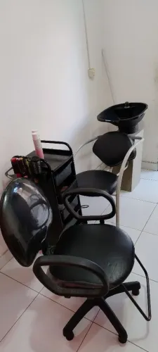 Lavatório, carrinho auxiliar e cadeira