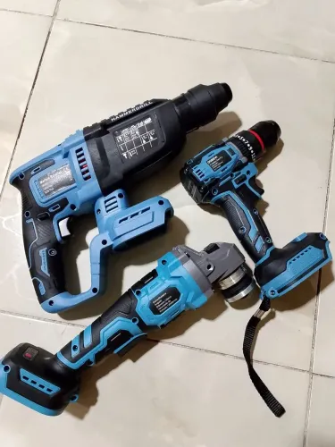 Kit com furadeira, Esmerilhadeir, martelete rotativo e acessórios.