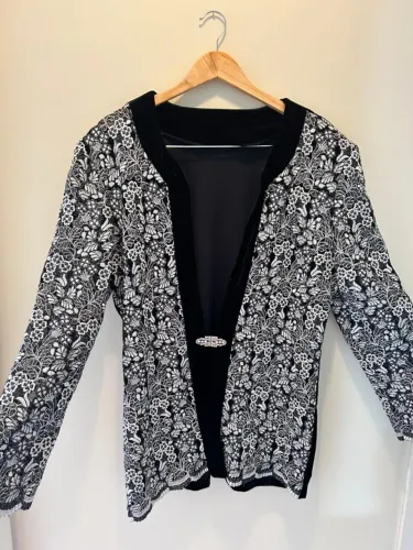 Blazer Feminino Social Preto em Veludo com Rendas em Branco