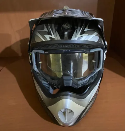 Capacete de trilha com óculos