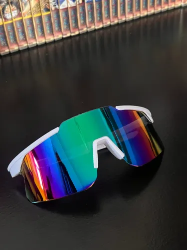 ÓCULOS DE SOL ESPORTIVO UV400 - ARMAÇÃO BRANCA & LENTE ESPELHADA VERDE