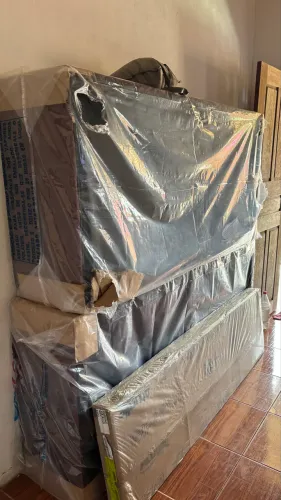 Cama e guarda-roupa