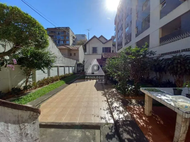 Jardim Botânico, casa com 3 quartos, lavanderia, quintal, canil, garagem para 7 carros.
