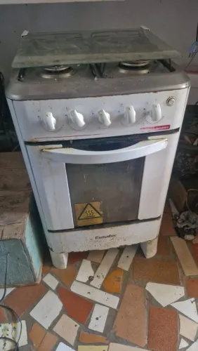 Fogão esmaltec de 4 bocas, acendedor automático e forno. Funcionando normalmente