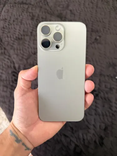iPhone 15 Pro Max, novo, completo.
