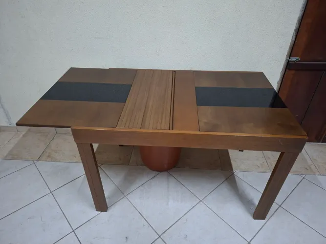 Mesa Extensível de Madeira.