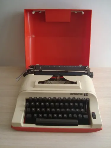 Máquina de escrever Remington com maleta