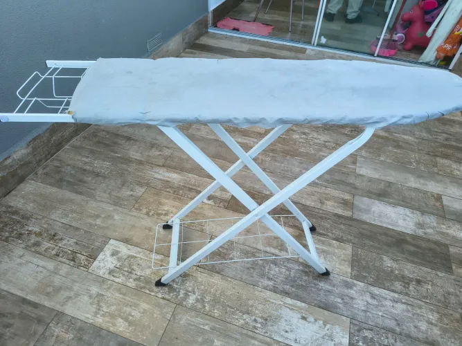 Táboa de passar roupas esmaltada com forro passa fácil 