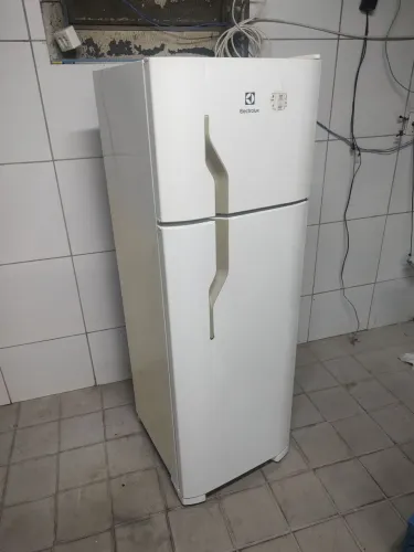 Geladeira Electrolux gelando perfeitamente bem conservada faço entrega