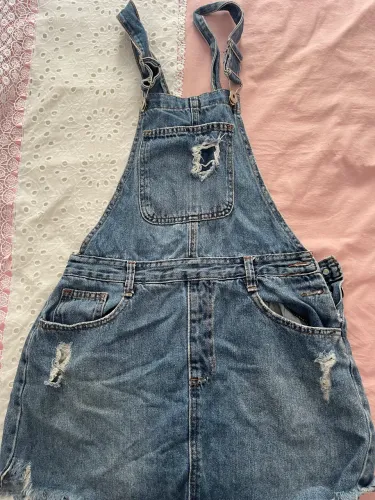 Jardineira jeans estilosa
